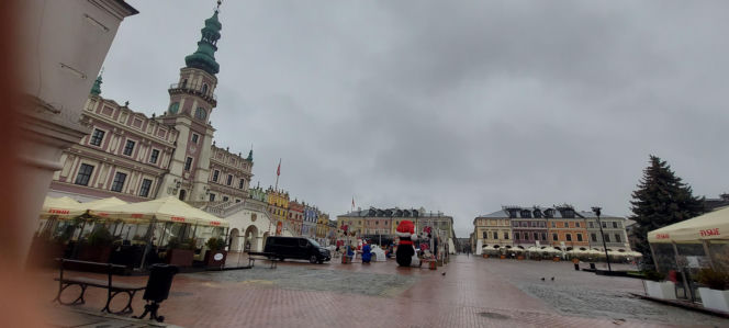 Bajkowa instalacja przed zamojski ratuszem