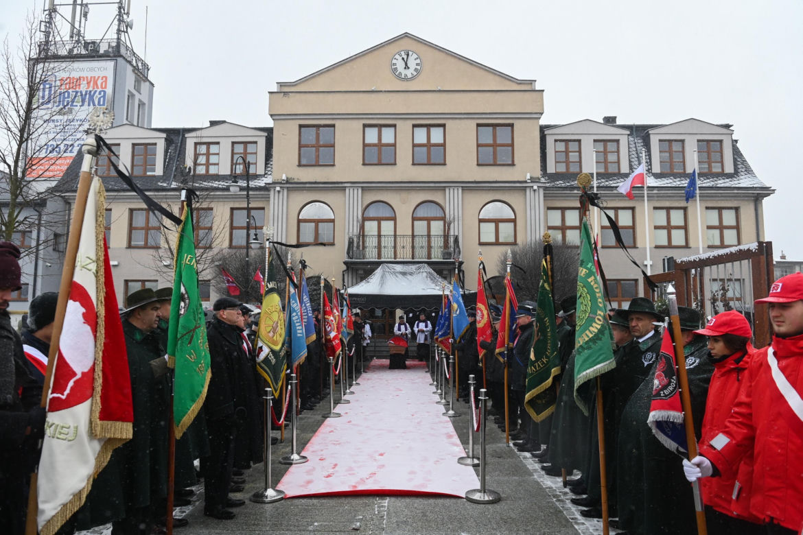 Mieszkańcy Mszczonowa żegnali swojego burmistrza. Trumnę z ciałem wystawili przed ratuszem