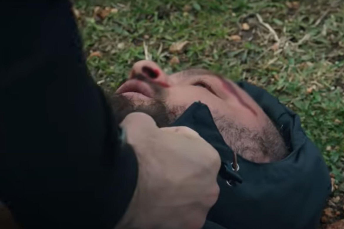 Na miejsce dotrze Aziz! Uzbrojony ostrzeże Yamana, że zbir jest blisko! 