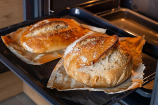 Domowe pieczywo zamiast sklepowego? Sprawdź, od czego zacząć. 5 przepisów!