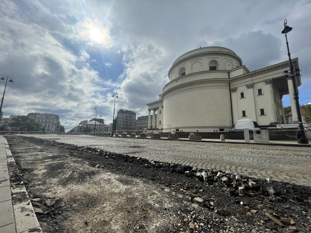 PRZEBUDOWA PLACU TRZECH KRZYŻY. DROGOWCY ODKOPALI ZABYTKOWY BRUK I TORY TRAMWAJOWE
