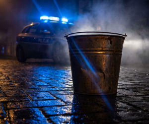 Pożar w Szczecinie. Policjanci gasili ogień wiadrami z wodą