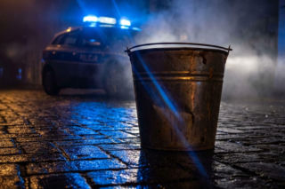 Pożar w Szczecinie. Policjanci gasili ogień wiadrami z wodą