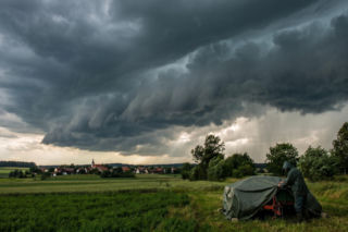 Groźna pogoda nad Polską. IMGW wydaje ostrzeżenia przed burzami i upałami