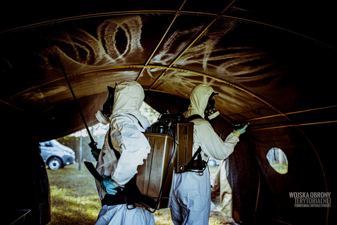 Podlaskie. Żołnierze WOT pobierają wymazy od  pracowników sezonowych