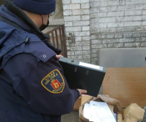 Dane osobowe wylądowały na śmietnisku! Dozorczyni znalazła pudła pełne dokumentów