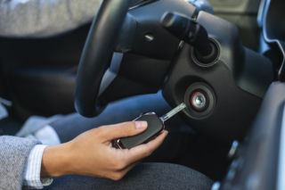 W ten sposób niszczysz swój silnik zimą. Po odpaleniu auta pamiętaj o tej kwestii