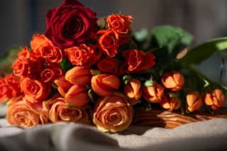 Róże i tulipany razem? To najszybszy sposób, by zmarnować piękny bukiet. Jakich kwiatów nie łączyć w wazonie?