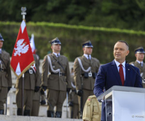 Prezydent RP Karol Nawrocki i pierwsza dama Marta Nawrocka podczas polowej mszy świętej na Polskim Cmentarzu Wojennym pod Monte Cassino