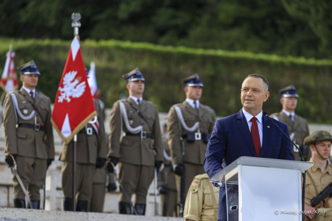 Prezydent RP Karol Nawrocki i pierwsza dama Marta Nawrocka podczas polowej mszy świętej na Polskim Cmentarzu Wojennym pod Monte Cassino