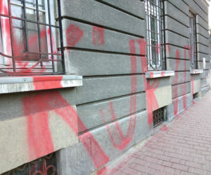 Tarnów. Siedziba urzędu miasta ZDEWASTOWANA. Ktoś namalował napis: politycy to k****