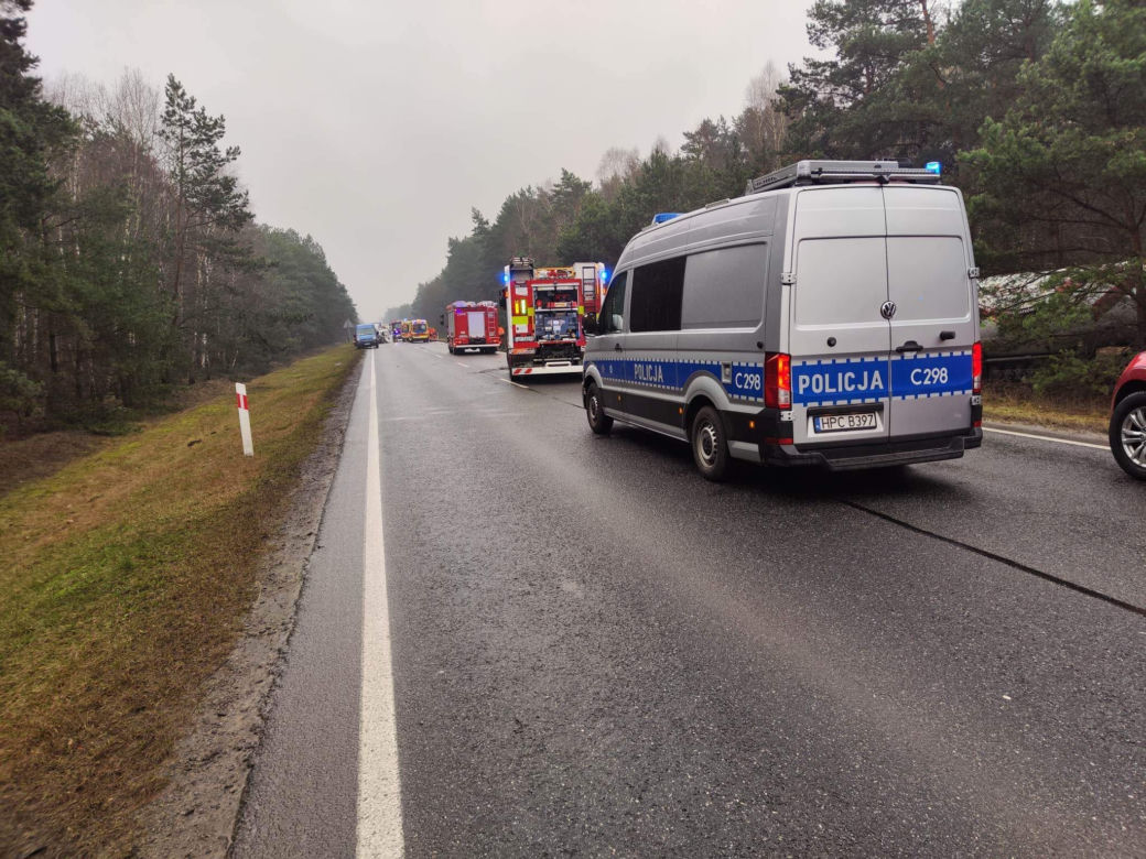 Wypadek na DK 25 pod Bydgoszczą. Cysterna wypadła z drogi i zatrzymała się na drzewie