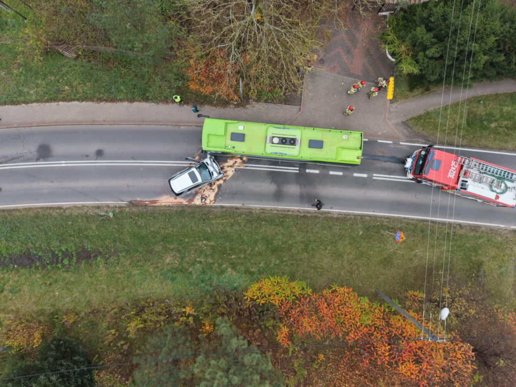 Zderzenie mercedesa z autobusem w Olsztynie. Sześć osób trafiło do szpitala
