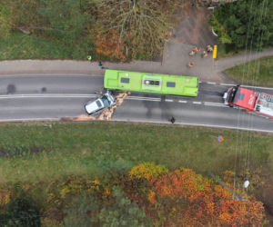 Zderzenie mercedesa z autobusem w Olsztynie. Sześć osób trafiło do szpitala