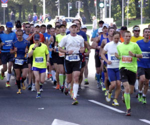 Polacy lubią biegać - na zdjęciu Maraton Warszawski 2015
