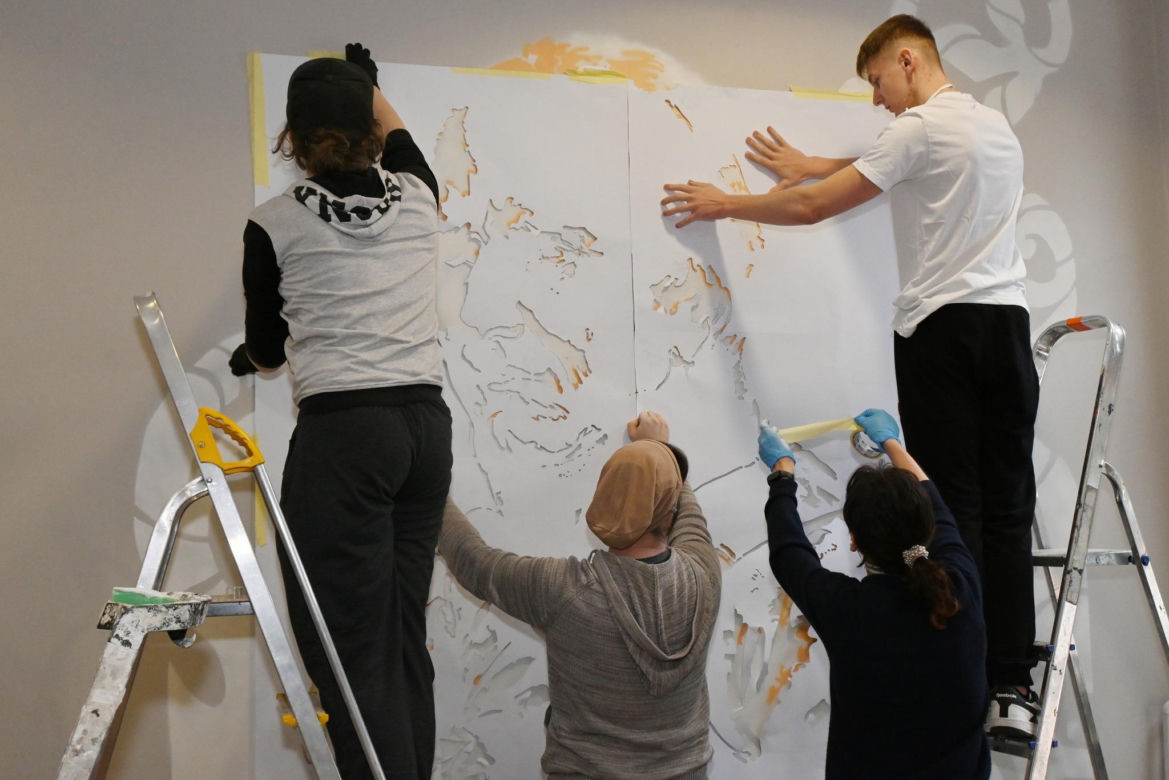 Uczniowie ZSP nr 1 stworzyli mural na ścianach szkoły. Grafika przedstawia patrona placówki