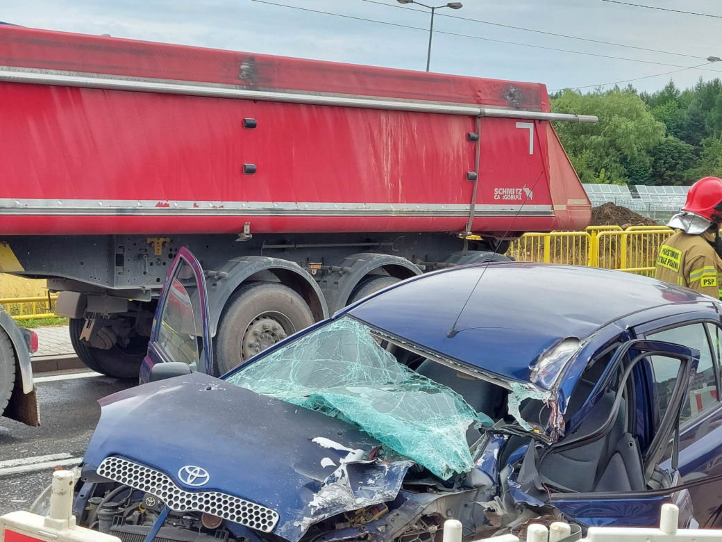 Wypadek W Lubieni. Ciężarówka zderzyła się z osobówką