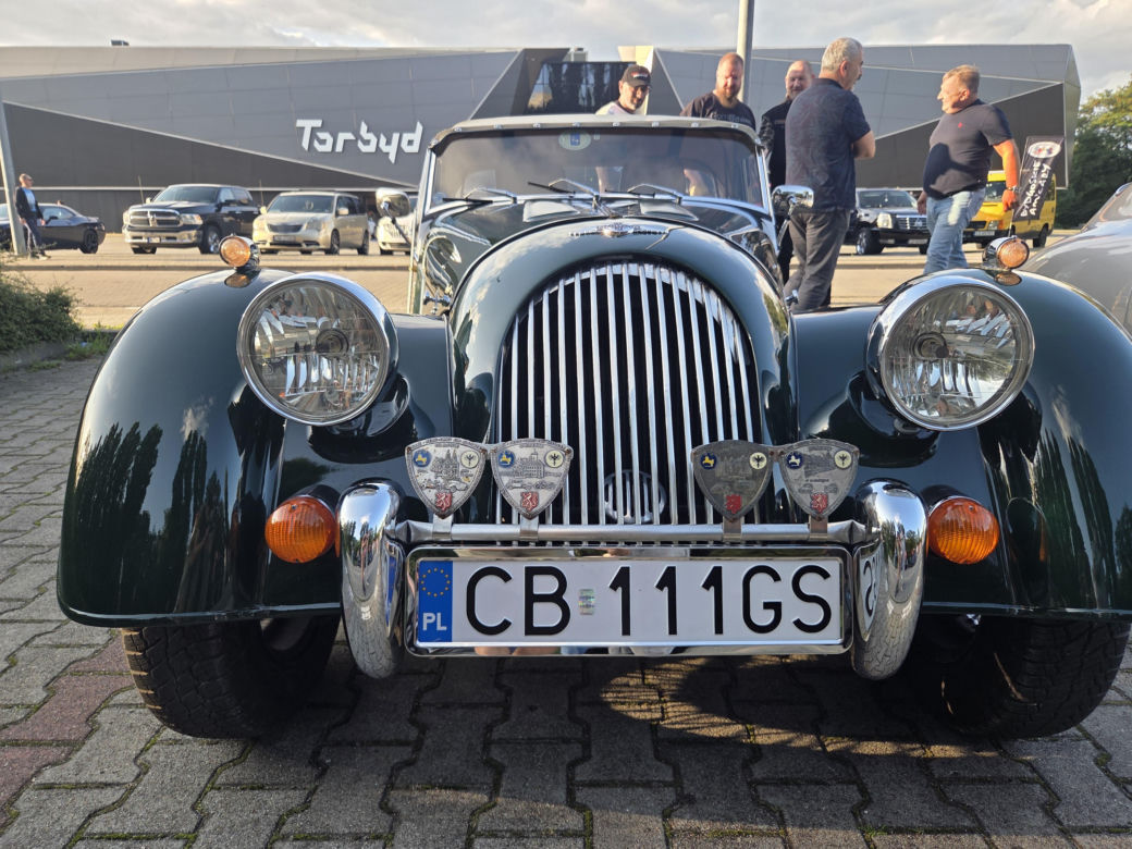 Motoryzacyjne legendy pod Torbydem. "Bydgoskie Klasyki Nocą" znów przyciągnęły tłumy