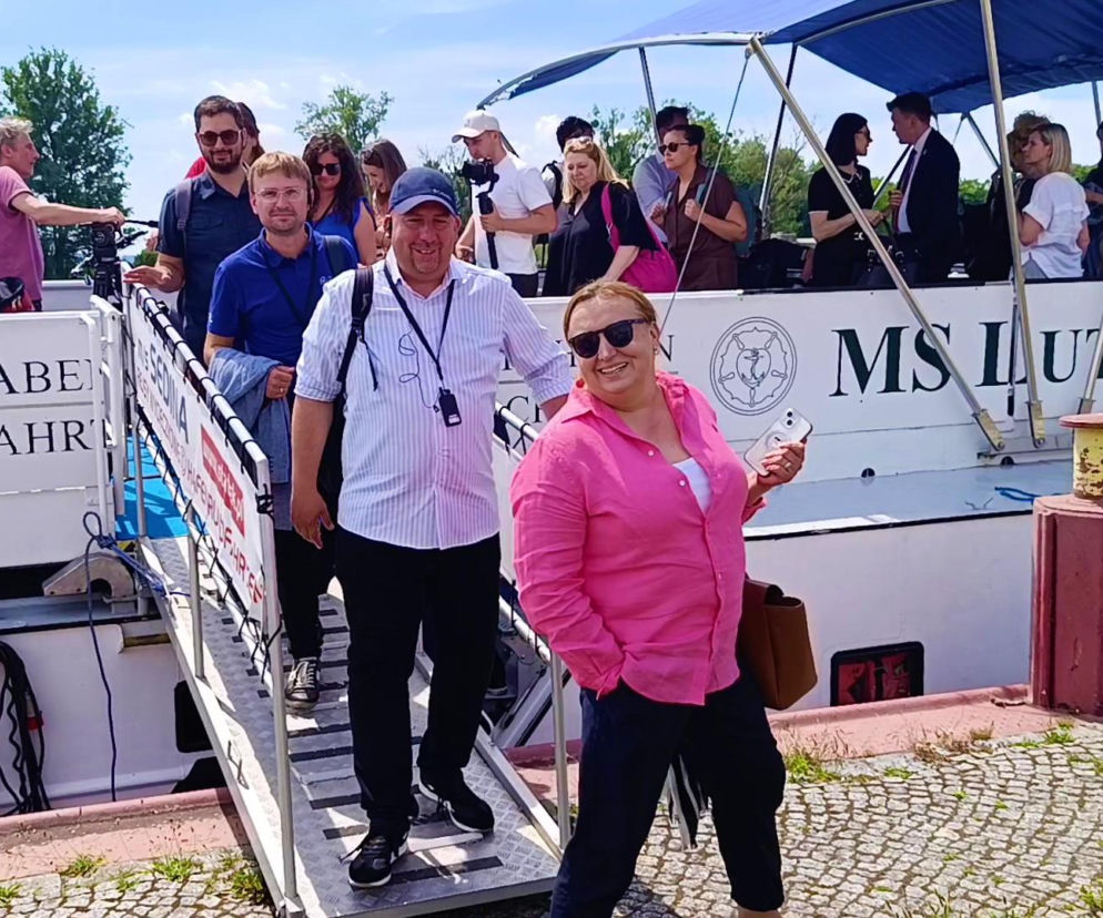 Uśmiechnięci pasażerowie schodzący z pokładu tramwaju wodnego. O rejsach do Niemiec przeczytasz na SE Szczecin.