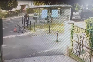 Skopał niepełnosprawnego na przystanku. Policja publikuje wizerunek sprawcy z Wrocławia