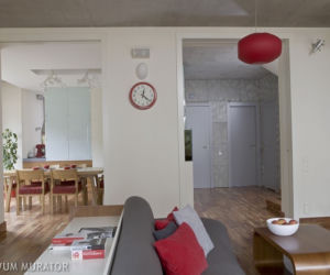 Spójna stylistyka salonu i otwartego przedpokoju w bloku