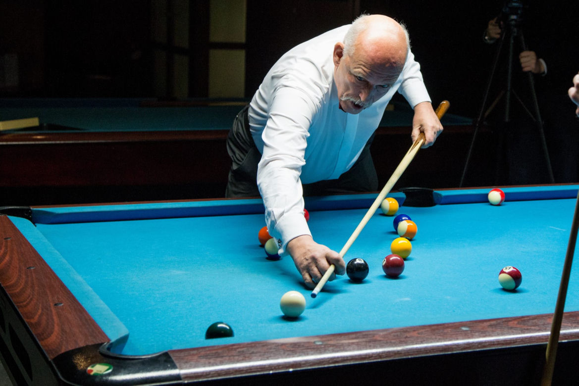 Korwin Mikke gra w bilard