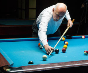 Korwin Mikke gra w bilard