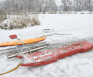 Gdy załamie się lód. Co robić, by uratować siebie lub kogoś, gdy wpadnie do wody?