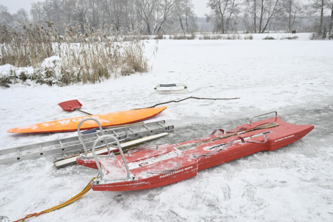 Gdy załamie się lód. Co robić, by uratować siebie lub kogoś, gdy wpadnie do wody?