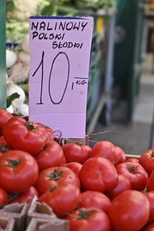 Truskawki po 8 zł, kalafior po 12 zł. Sprawdziliśmy ceny na stołecznych bazarach. Są zaskoczenia! 