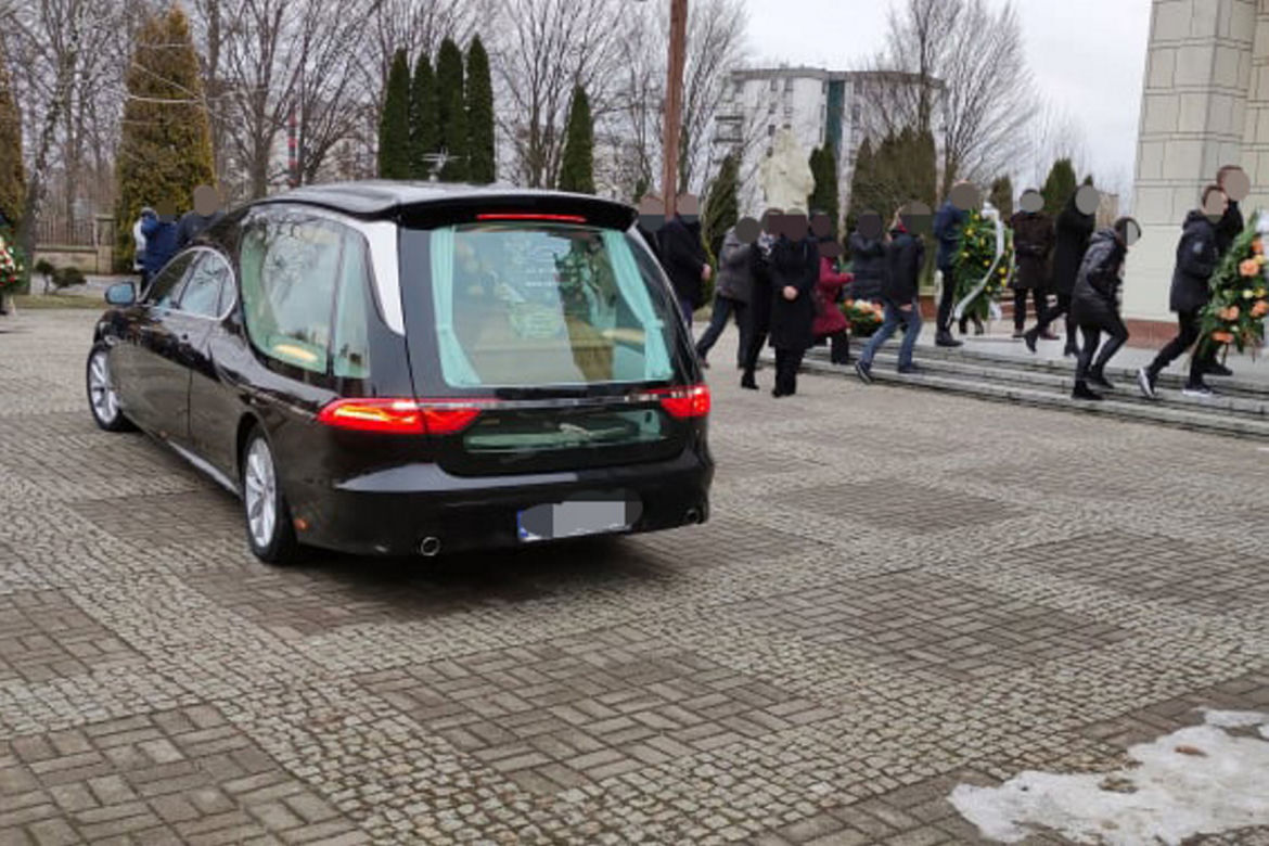 Zaszlachtował żonę i rzucił się z balkonu. Dziś wspólne pożegnanie Agnieszki i Roberta
