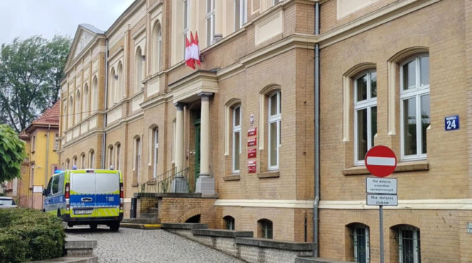 Oblał się benzyną i wszedł do urzędu! "Groził, że się podpali"