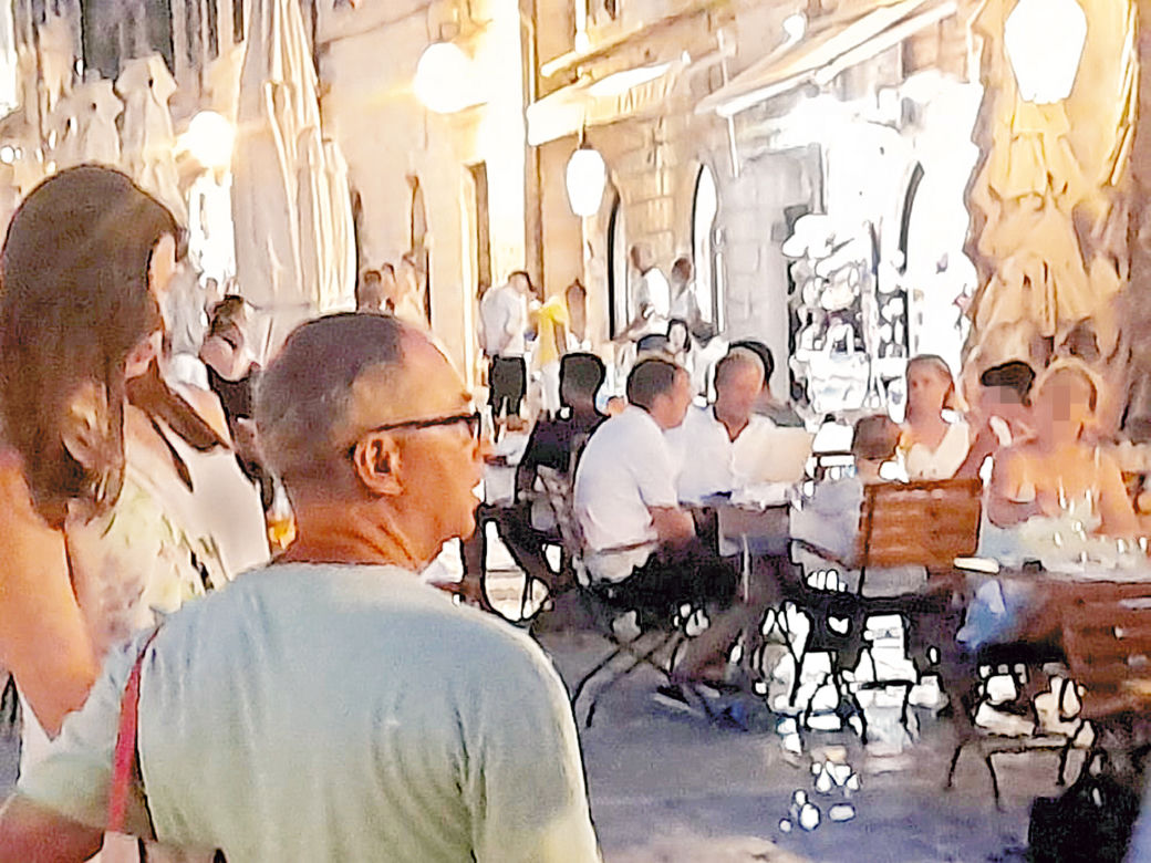 Tusk co miesiąc ma wakacje