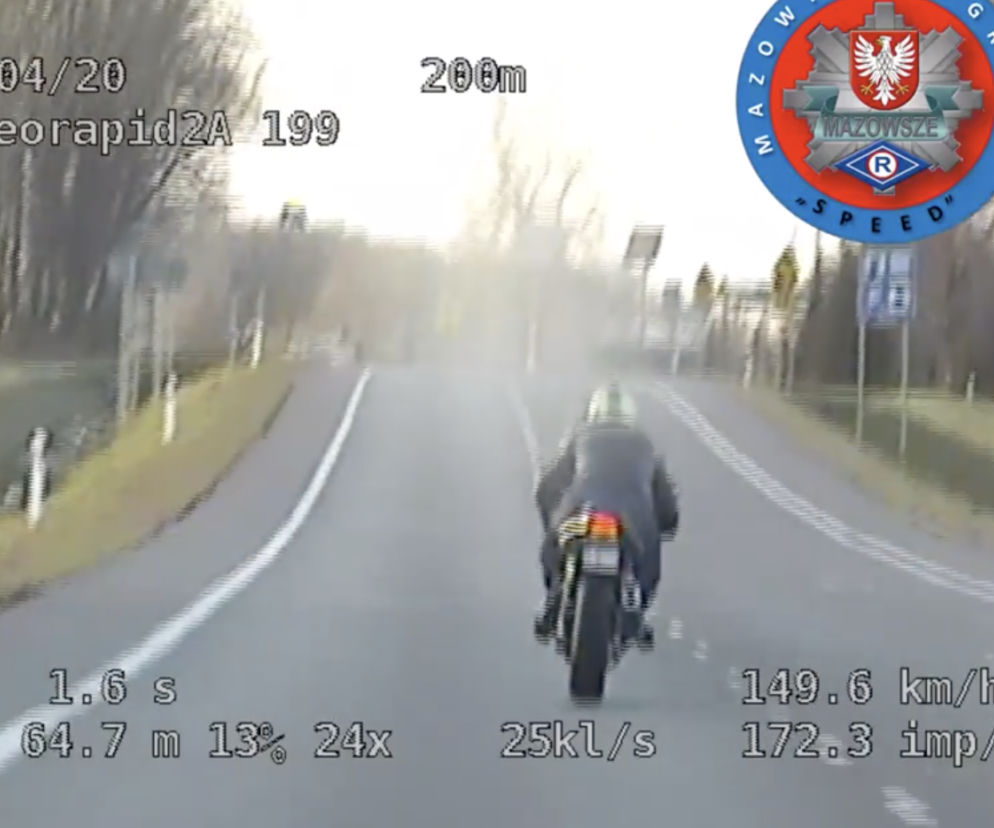 Gonili motocyklistę przez 30 kilometrów