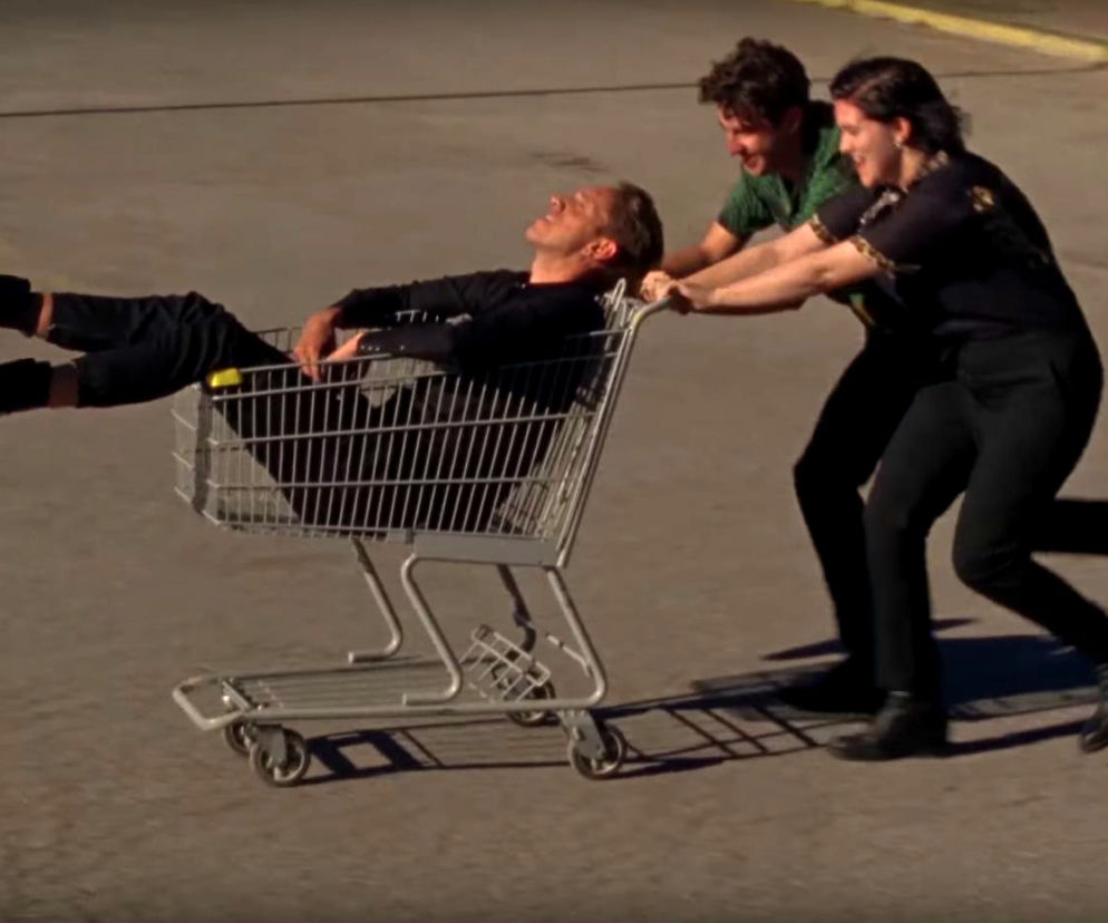 screen z teledysku The xx - On Hold