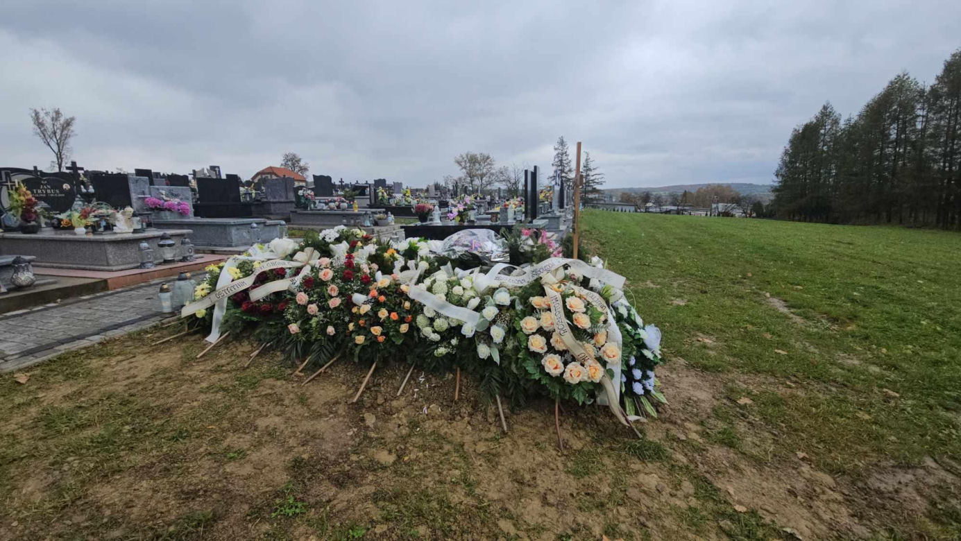 Policjant zginął od strzału w głowę. grób Roberta [GALERIA]