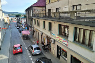 Zapłonęła w nim pierwsza na świecie uliczna lampa naftowa. To jedno z najpiękniejszych miast w Małopolsce