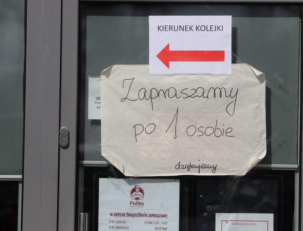 Tłok na bazarach. Warszawiacy robią zakupy mimo koronawirusa