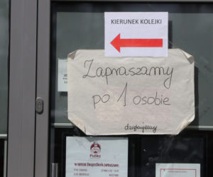 Tłok na bazarach. Warszawiacy robią zakupy mimo koronawirusa