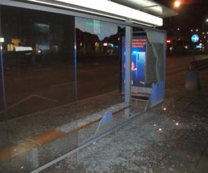 Zdemolowana wiata przystankowa na Targowej