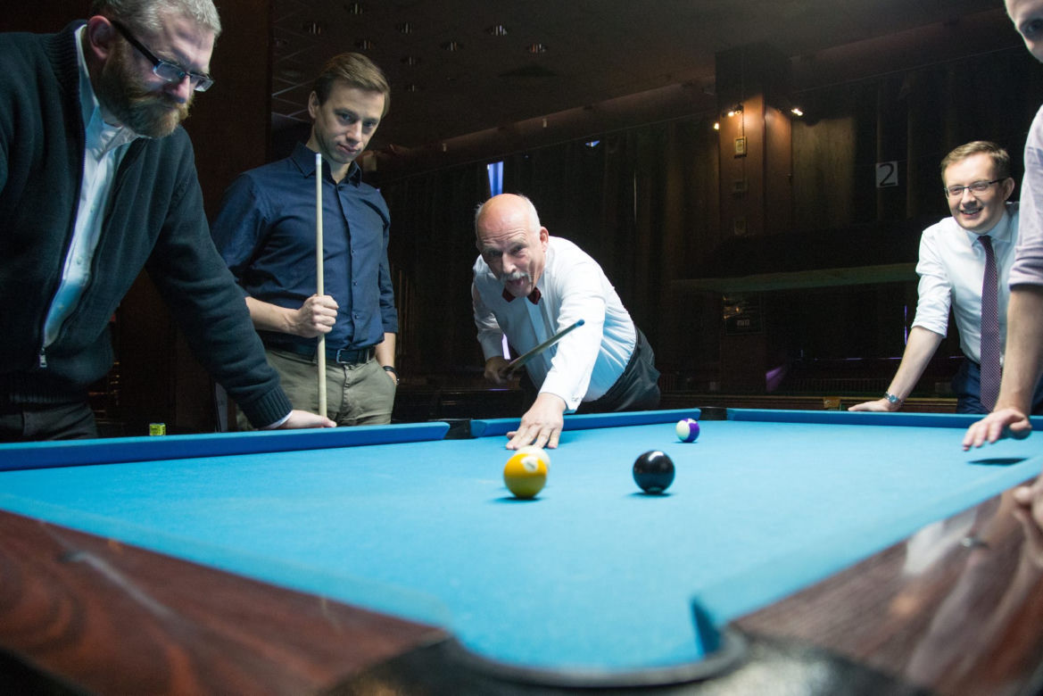 Korwin Mikke gra w bilard
