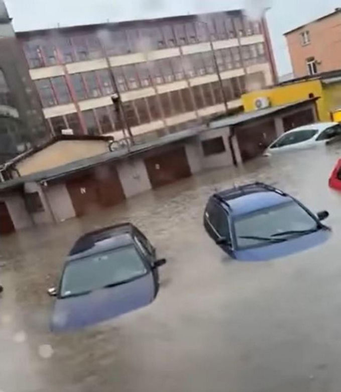 Powódź w Bielsku-Białej. Ulice zamienił się w rzeki. Zalane auta i posesje 