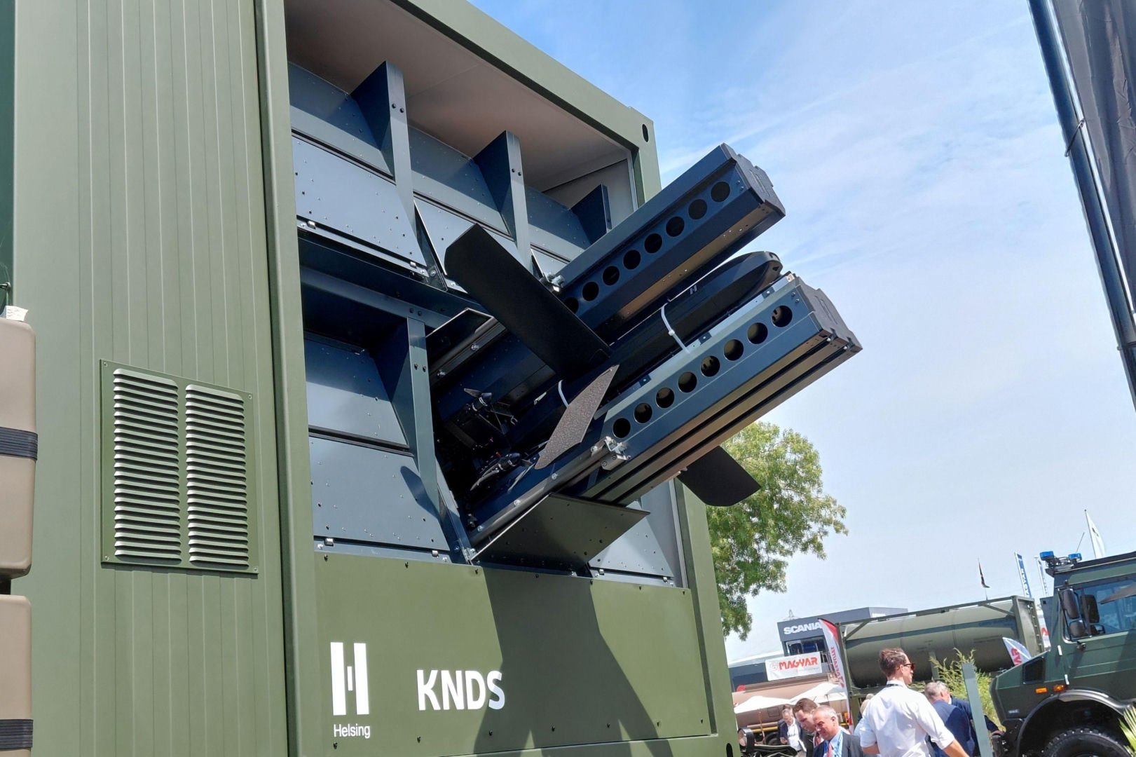 Mercedes Zetros z wyrzutnią dronów HX-2