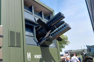 Mercedes Zetros z wyrzutnią dronów HX-2