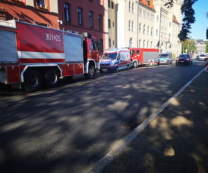 Poranny wypadek na Wałach Jagiellońskich w Bydgoszczy! Samochód uderzył w budynek Sądu Rejonowego! [ZDJĘCIA]