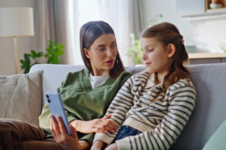 Nastolatki coraz częściej doświadczają internetowego linczu. Jak o tym rozmawiać?