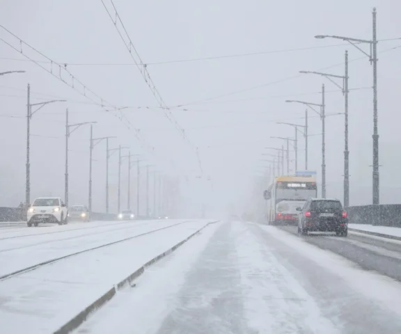 Zima paraliżuje drogi. Utrudnienia w Małopolsce i na Lubelszczyźnie