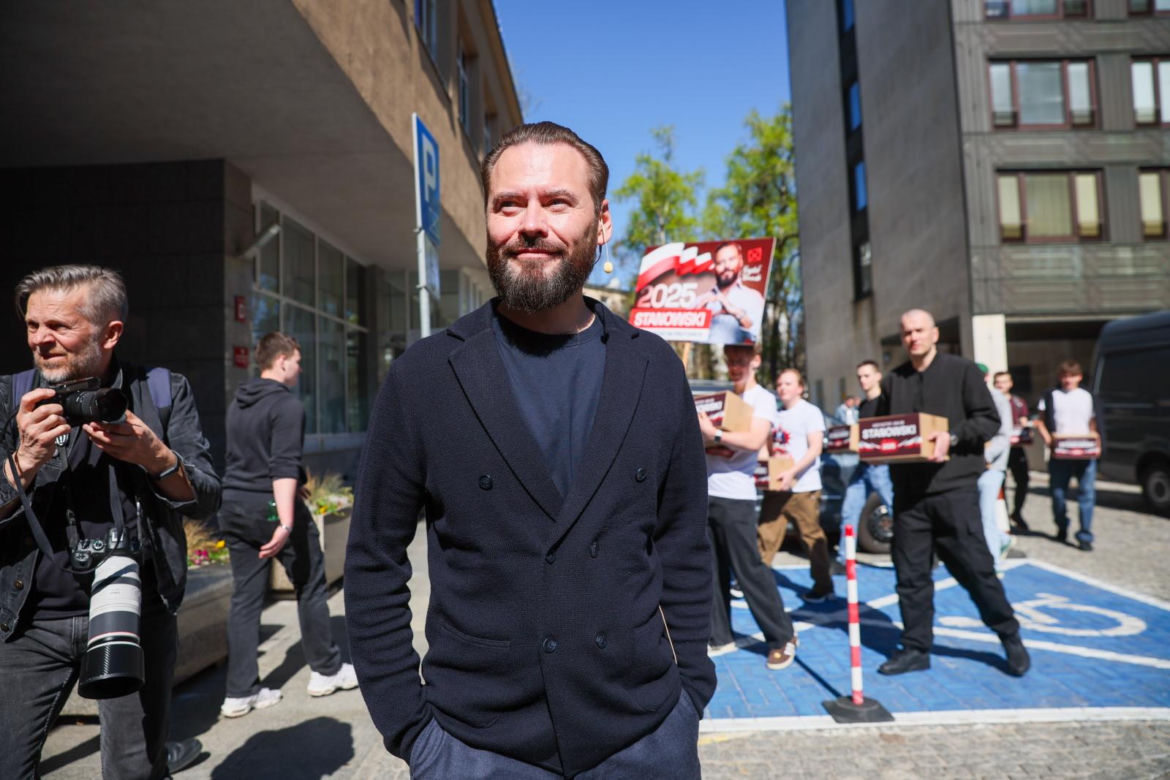 Krzysztof Stanowski składa podpisy pod swoją kandydaturą do PKW Warszawa, 04.04.2025