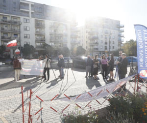 Pikieta przed rozprawą Grzegorza Brauna