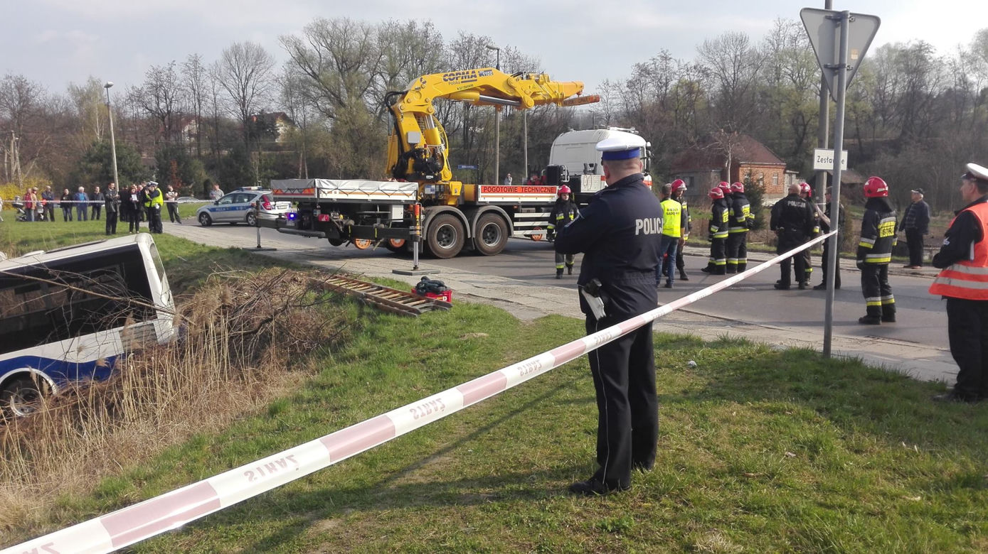 Kraków: Autobus zjechał z drogi i wpadł do rowu!